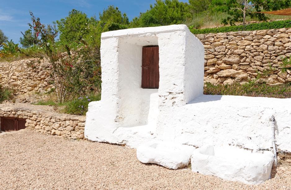 Traditional whitewashed stone bread oven in the grounds, Cala Salada, Sant Antoni, Ibiza