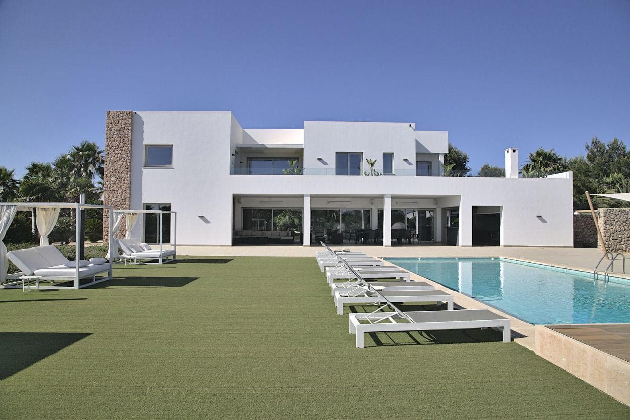 Lawn and sun loungers running along the pool at Casa Fourteen, Jesus, Ibiza