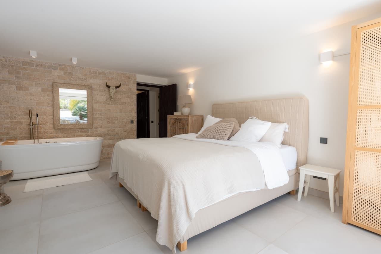 VILLA KIRA | Exclusiva Villa de Lujo Cerca de Cala Jondal con Piscina y Casa de Invitados en Sant Josep, Ibiza — photo 17