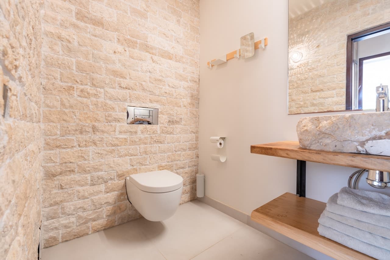 VILLA KIRA | Exclusiva Villa de Lujo Cerca de Cala Jondal con Piscina y Casa de Invitados en Sant Josep, Ibiza — photo 18