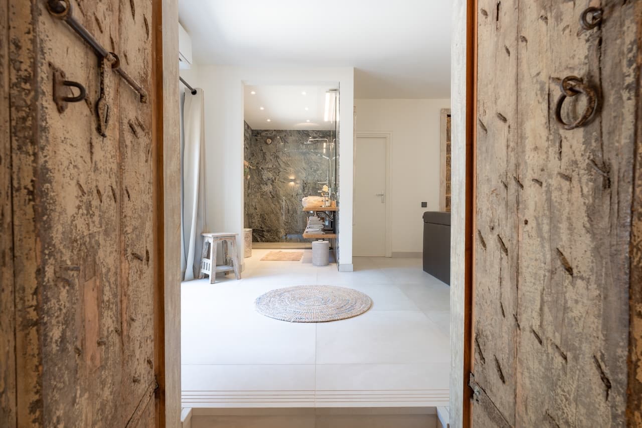 VILLA KIRA | Exclusiva Villa de Lujo Cerca de Cala Jondal con Piscina y Casa de Invitados en Sant Josep, Ibiza — photo 19