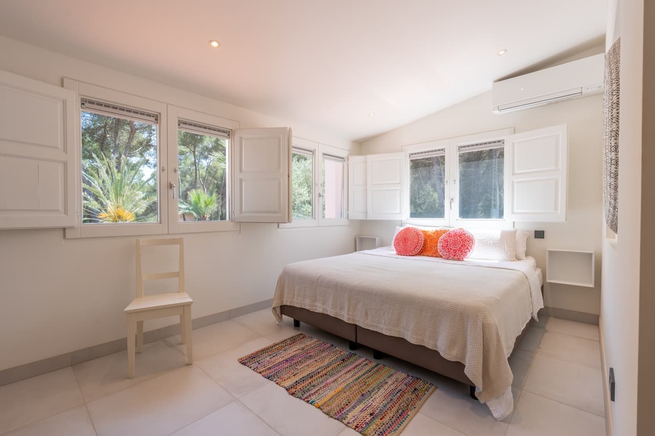 VILLA KIRA | Exclusiva Villa de Lujo Cerca de Cala Jondal con Piscina y Casa de Invitados en Sant Josep, Ibiza — photo 24