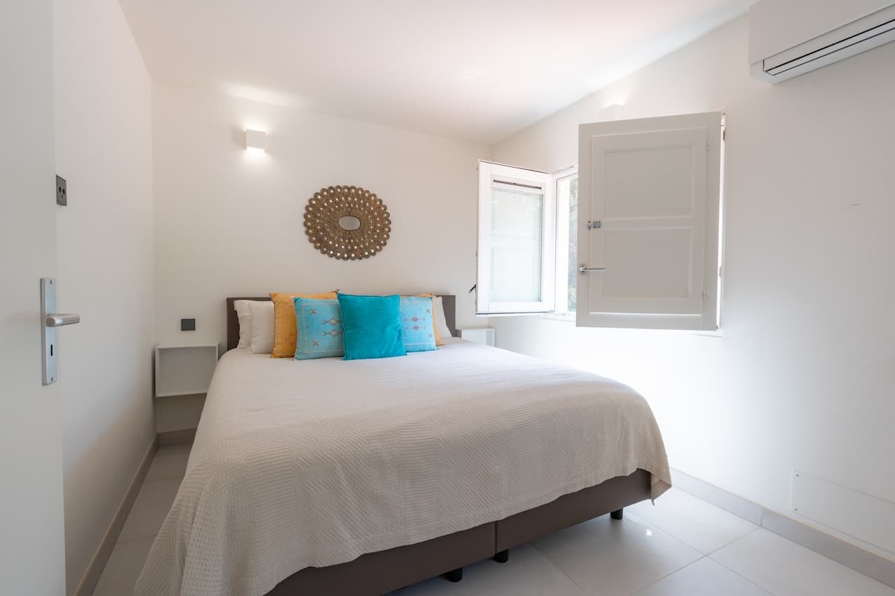 VILLA KIRA | Exclusiva Villa de Lujo Cerca de Cala Jondal con Piscina y Casa de Invitados en Sant Josep, Ibiza — photo 26