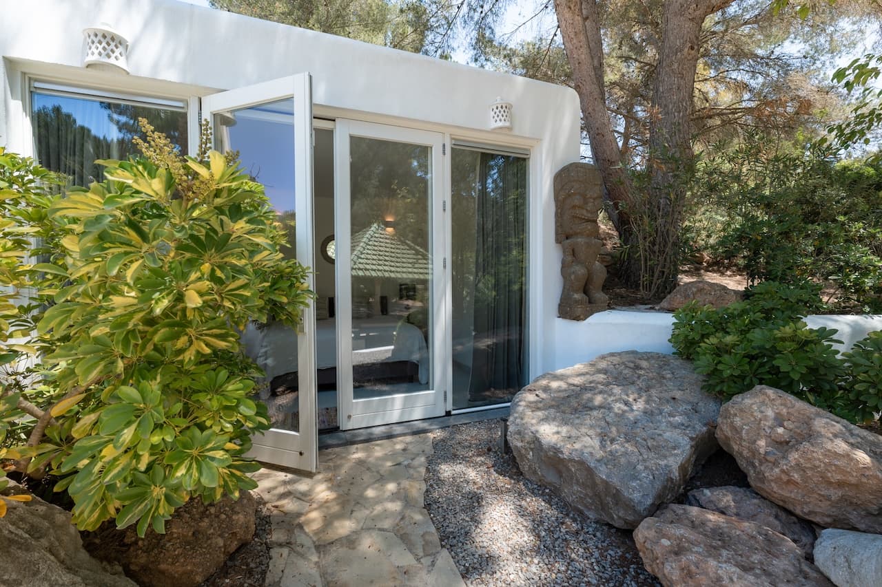VILLA KIRA | Exclusiva Villa de Lujo Cerca de Cala Jondal con Piscina y Casa de Invitados en Sant Josep, Ibiza — photo 33