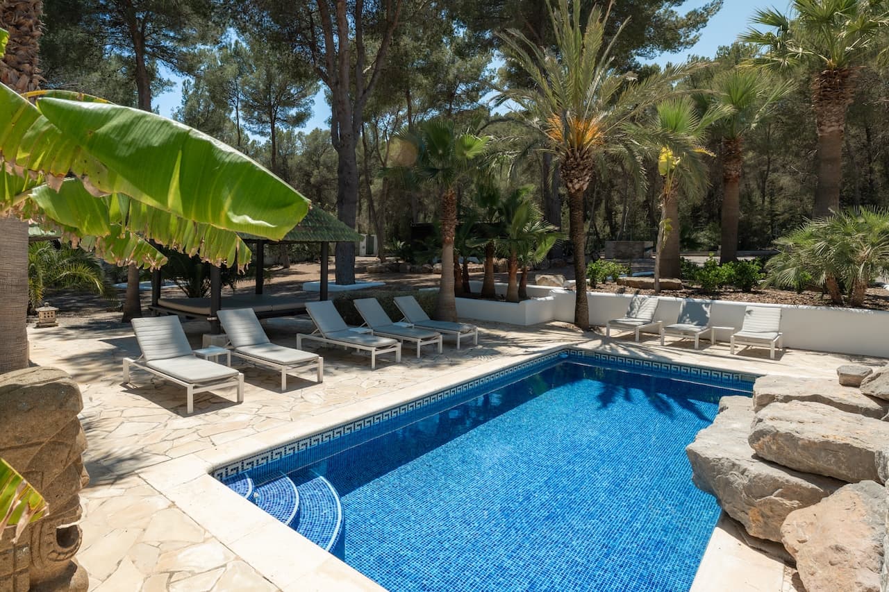 VILLA KIRA | Exclusiva Villa de Lujo Cerca de Cala Jondal con Piscina y Casa de Invitados en Sant Josep, Ibiza — photo 35