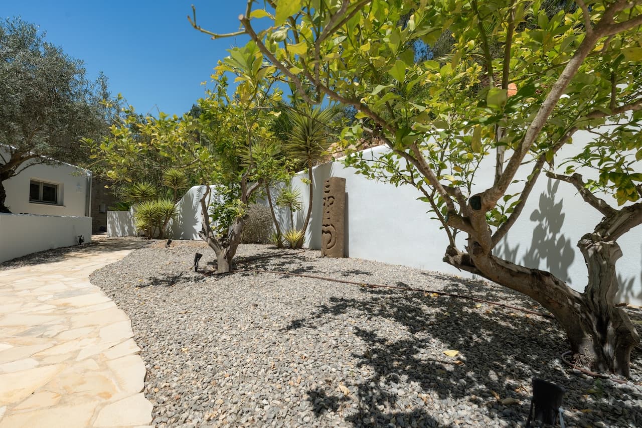 VILLA KIRA | Exclusiva Villa de Lujo Cerca de Cala Jondal con Piscina y Casa de Invitados en Sant Josep, Ibiza — photo 36