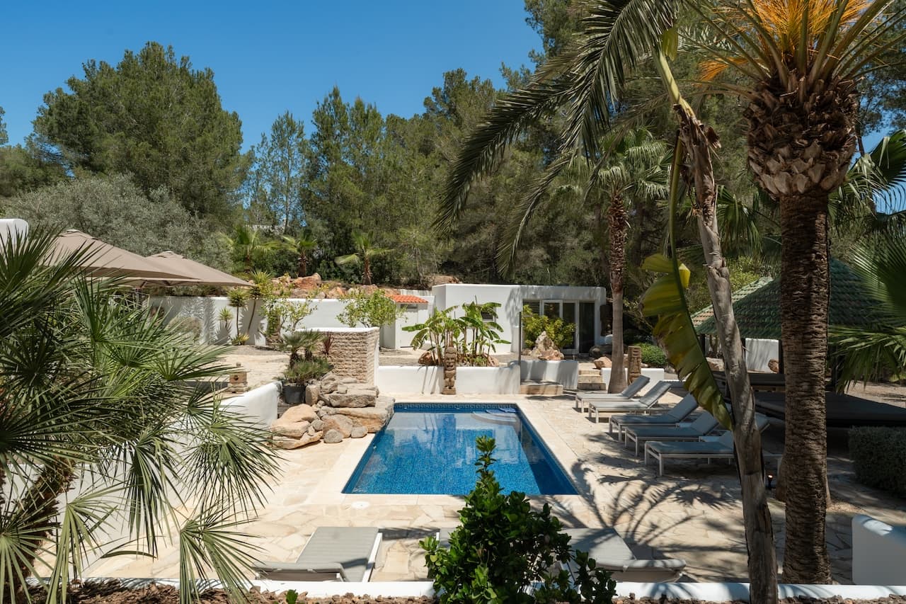 VILLA KIRA | Exclusiva Villa de Lujo Cerca de Cala Jondal con Piscina y Casa de Invitados en Sant Josep, Ibiza — photo 39