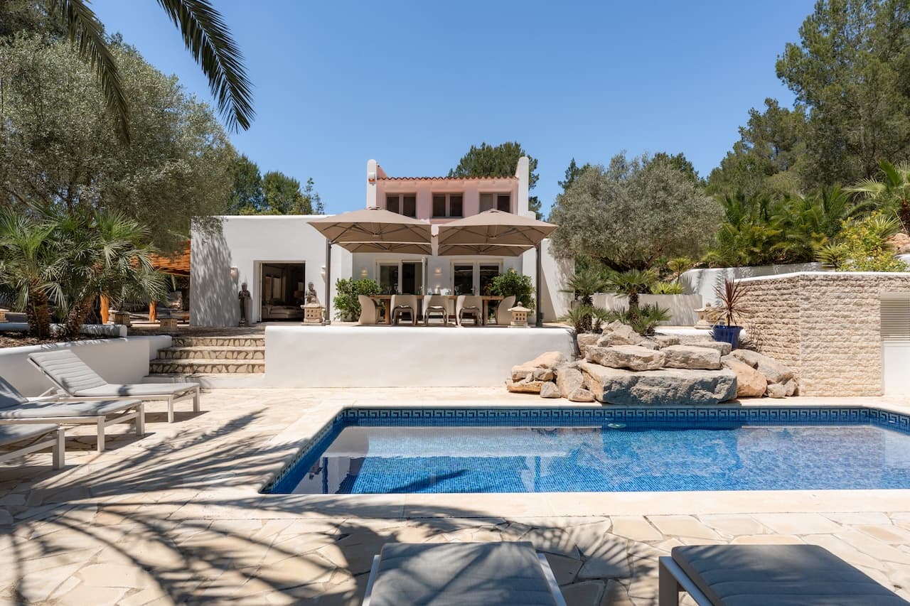 VILLA KIRA | Exclusiva Villa de Lujo Cerca de Cala Jondal con Piscina y Casa de Invitados en Sant Josep, Ibiza — photo 40