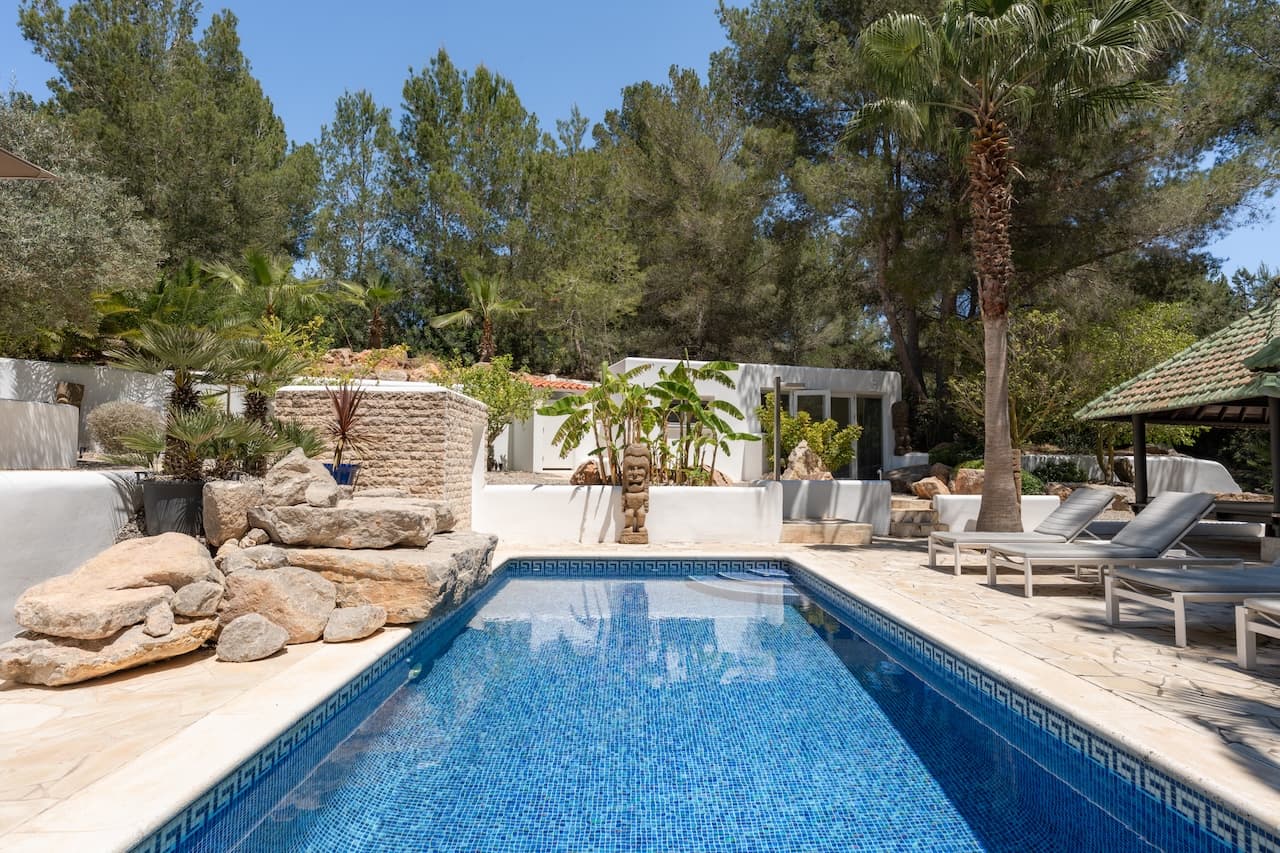 VILLA KIRA | Exclusiva Villa de Lujo Cerca de Cala Jondal con Piscina y Casa de Invitados en Sant Josep, Ibiza — photo 41