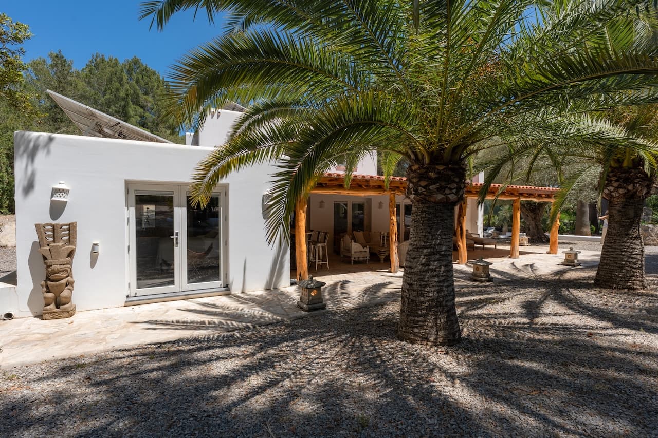 VILLA KIRA | Exclusiva Villa de Lujo Cerca de Cala Jondal con Piscina y Casa de Invitados en Sant Josep, Ibiza — photo 45