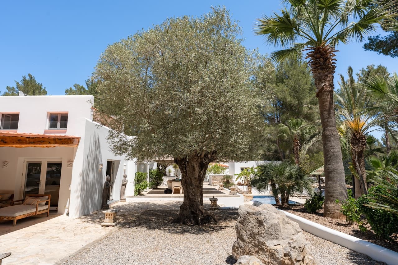 VILLA KIRA | Exclusiva Villa de Lujo Cerca de Cala Jondal con Piscina y Casa de Invitados en Sant Josep, Ibiza — photo 46