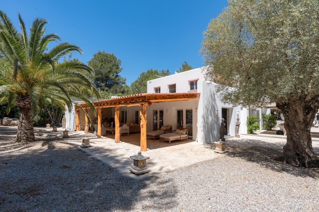 VILLA KIRA | Exclusiva Villa de Lujo Cerca de Cala Jondal con Piscina y Casa de Invitados en Sant Josep, Ibiza — photo 47