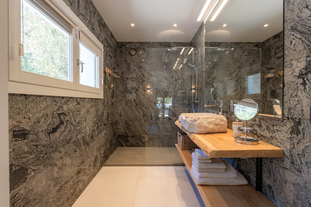 VILLA KIRA | Exclusiva Villa de Lujo Cerca de Cala Jondal con Piscina y Casa de Invitados en Sant Josep, Ibiza — photo 49