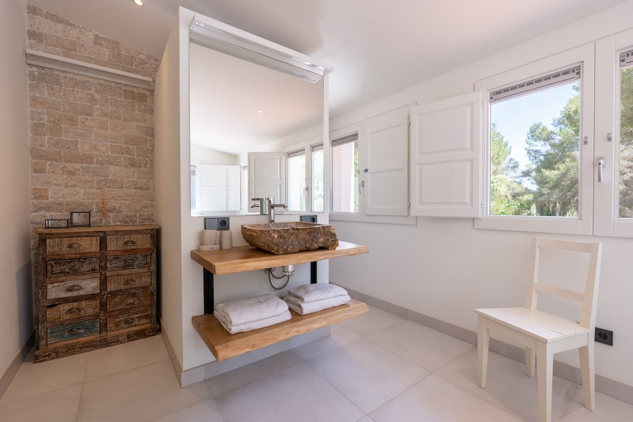 VILLA KIRA | Exclusiva Villa de Lujo Cerca de Cala Jondal con Piscina y Casa de Invitados en Sant Josep, Ibiza — photo 50