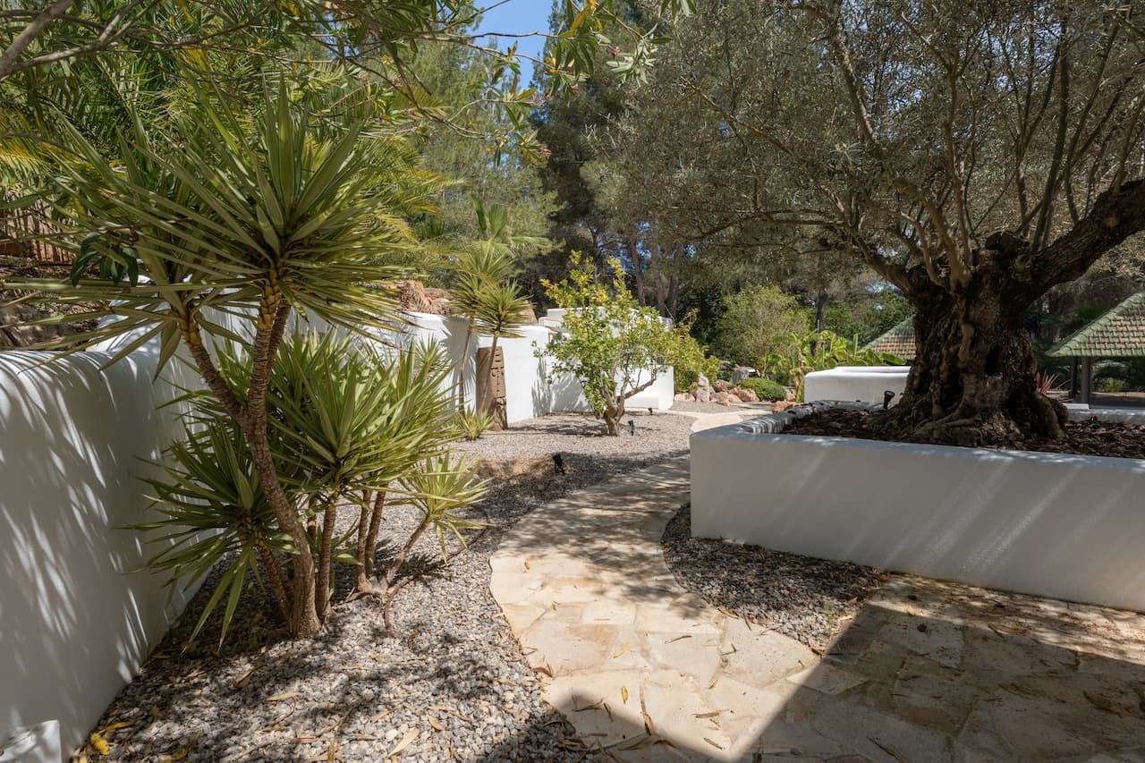 VILLA KIRA | Exclusiva Villa de Lujo Cerca de Cala Jondal con Piscina y Casa de Invitados en Sant Josep, Ibiza — photo 55