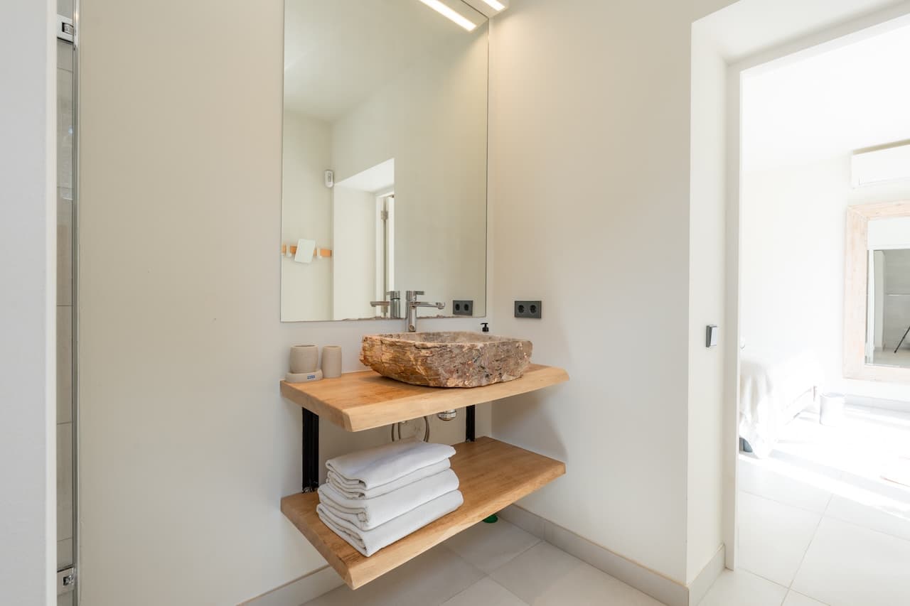 VILLA KIRA | Exclusiva Villa de Lujo Cerca de Cala Jondal con Piscina y Casa de Invitados en Sant Josep, Ibiza — photo 57