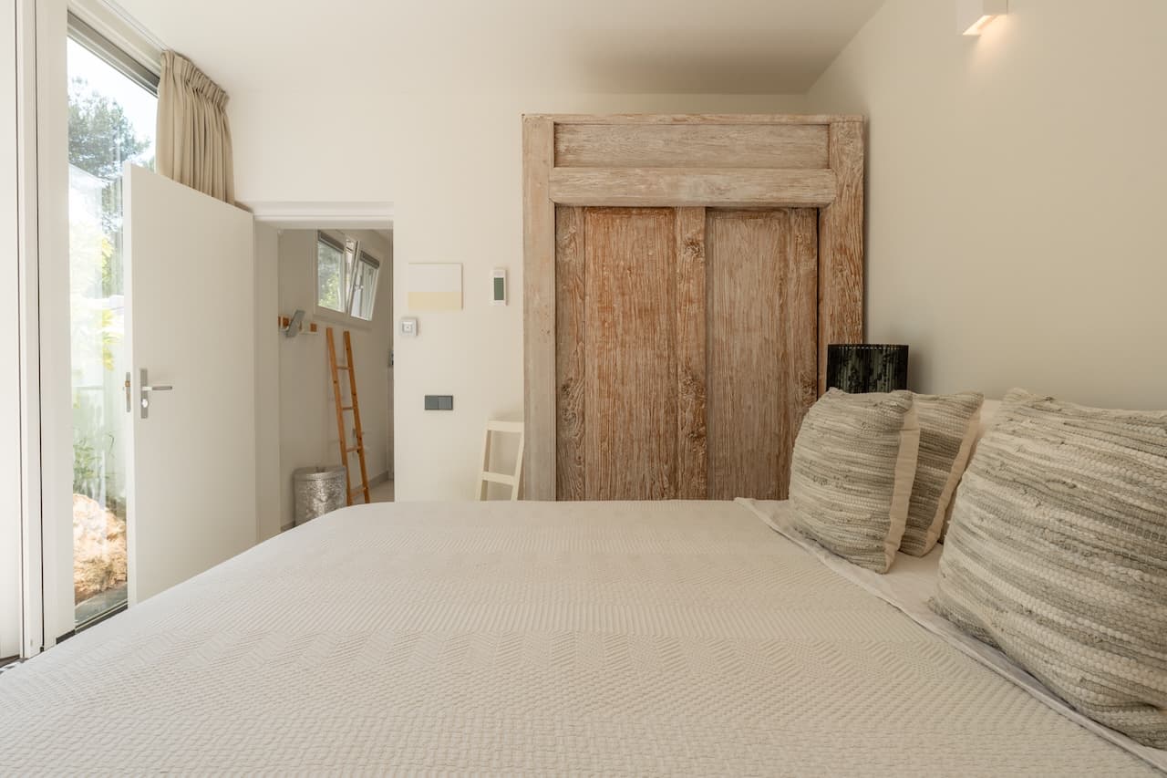 VILLA KIRA | Exclusiva Villa de Lujo Cerca de Cala Jondal con Piscina y Casa de Invitados en Sant Josep, Ibiza — photo 58