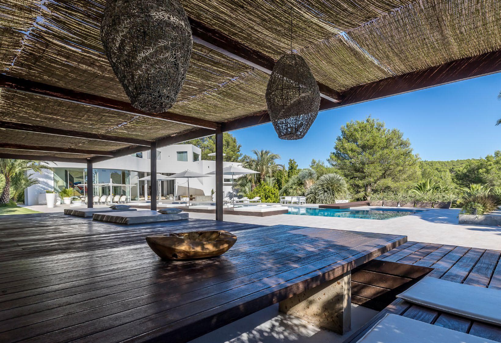 CAN PALM | Impresionante Mansión Vanguardista con Piscina Interior y Pista de Tenis en Santa Gertrudis, Ibiza — photo 3 of 31