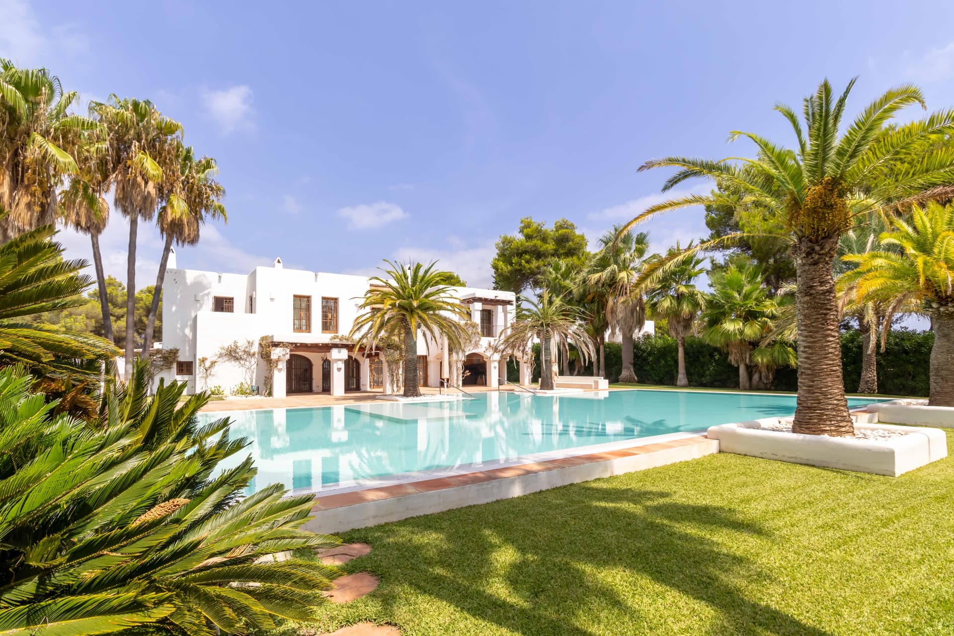 VILLA BLAU | Majestuosa Villa en Primera Línea de Mar con Gran Piscina y Proyecto de Renovación en Santa Eulalia, Ibiza — photo 7