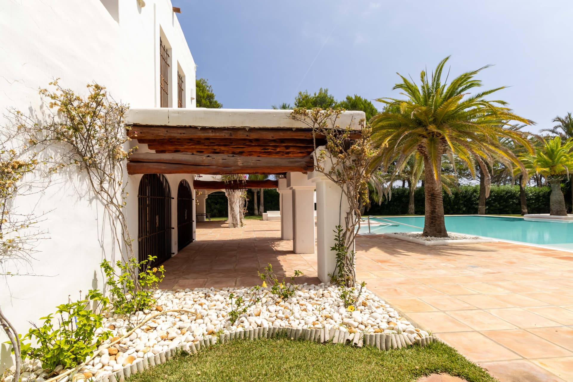 VILLA BLAU | Majestuosa Villa en Primera Línea de Mar con Gran Piscina y Proyecto de Renovación en Santa Eulalia, Ibiza — photo 16