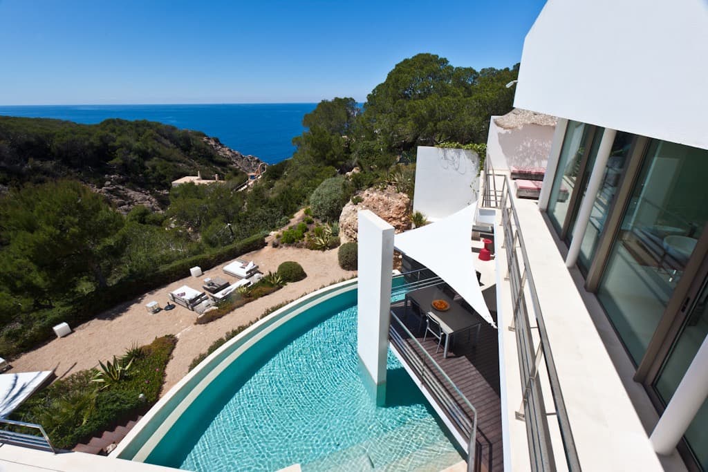VILLA BLANCA | Lujosa Villa con Licencia Turística y Acceso Directo al Mar, Cala Vadella, Ibiza — photo 4