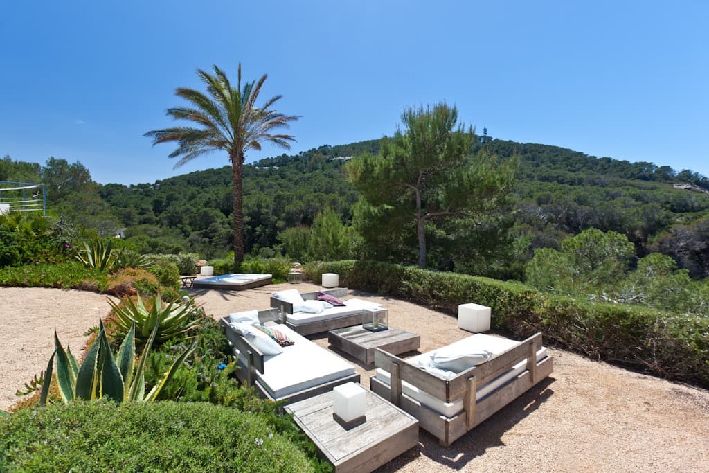 VILLA BLANCA | Lujosa Villa con Licencia Turística y Acceso Directo al Mar, Cala Vadella, Ibiza — photo 24