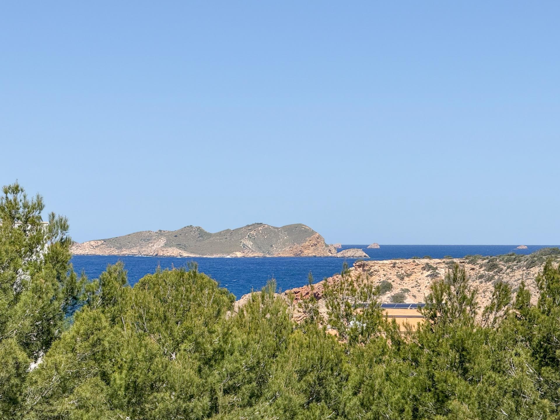 Casa de diseño en Cala Tarida con 3 habitaciones, vistas al mar y espectaculares puestas de sol — photo 3 of 36