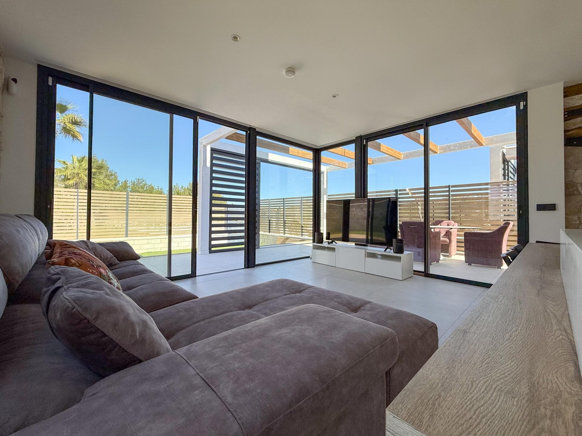 Casa de diseño en Cala Tarida con 3 habitaciones, vistas al mar y espectaculares puestas de sol — photo 7