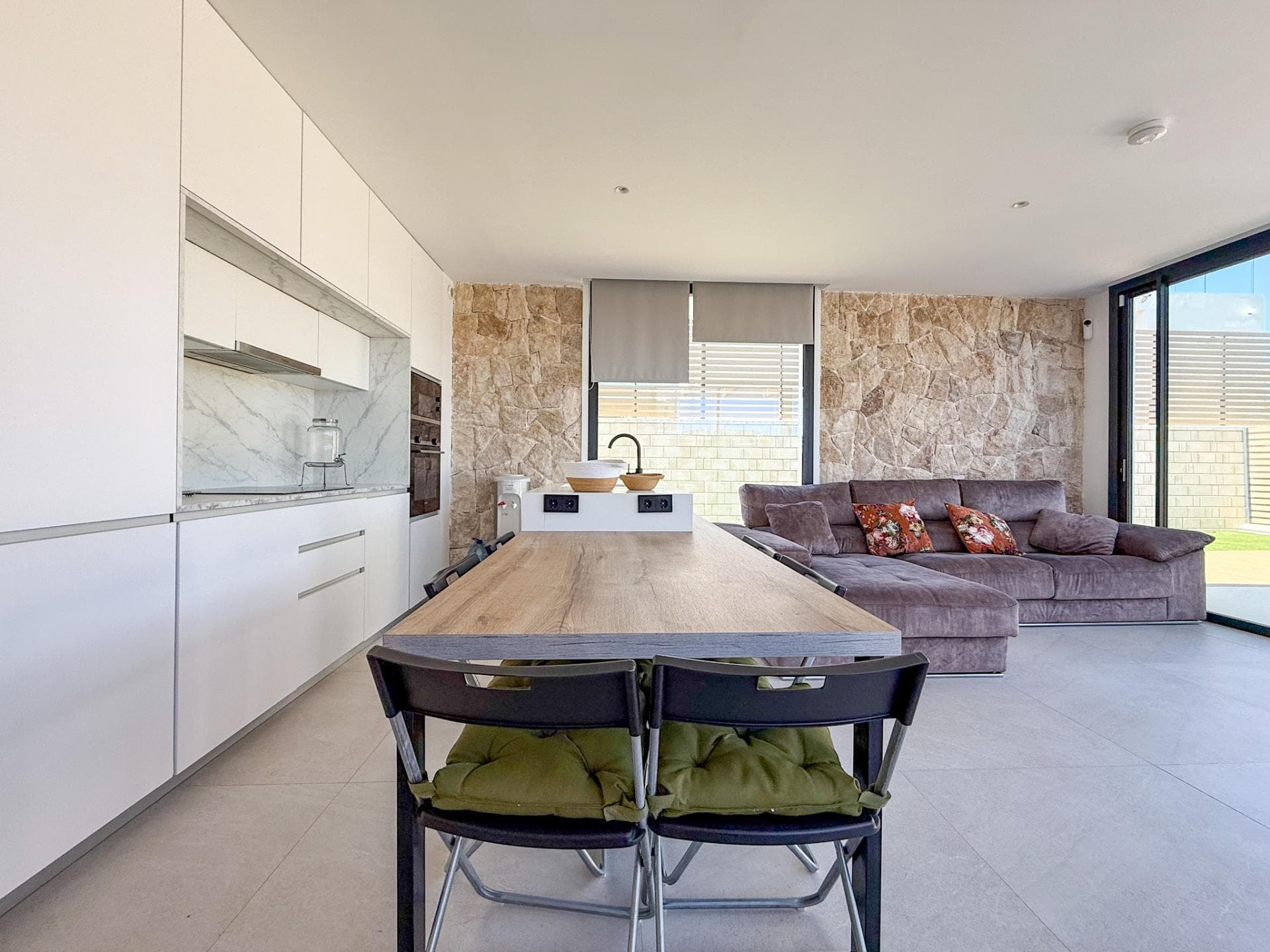 Casa de diseño en Cala Tarida con 3 habitaciones, vistas al mar y espectaculares puestas de sol — photo 9
