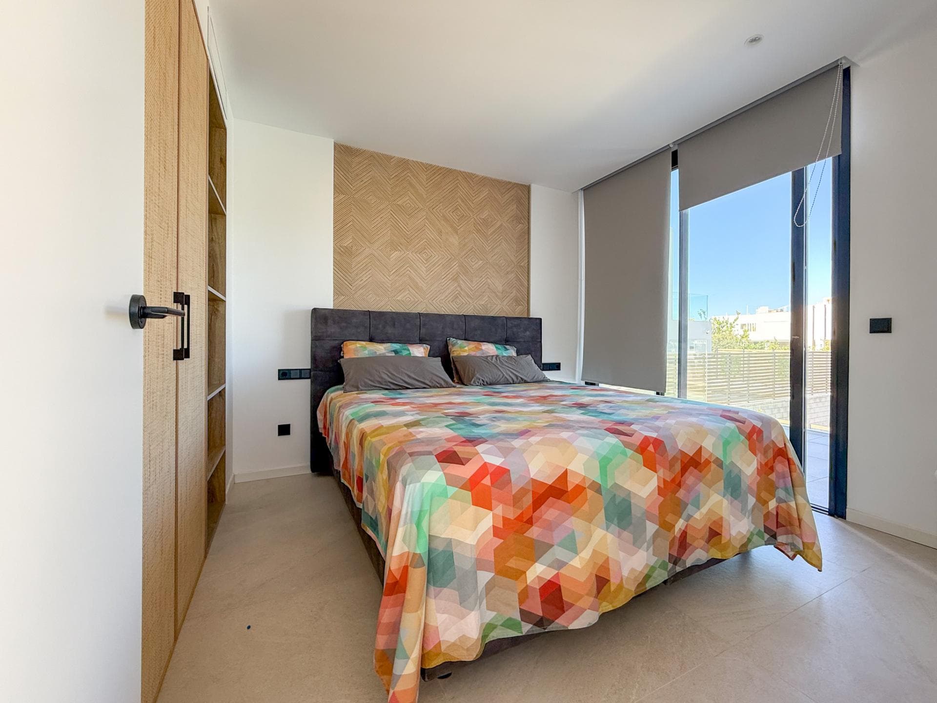 Casa de diseño en Cala Tarida con 3 habitaciones, vistas al mar y espectaculares puestas de sol — photo 17