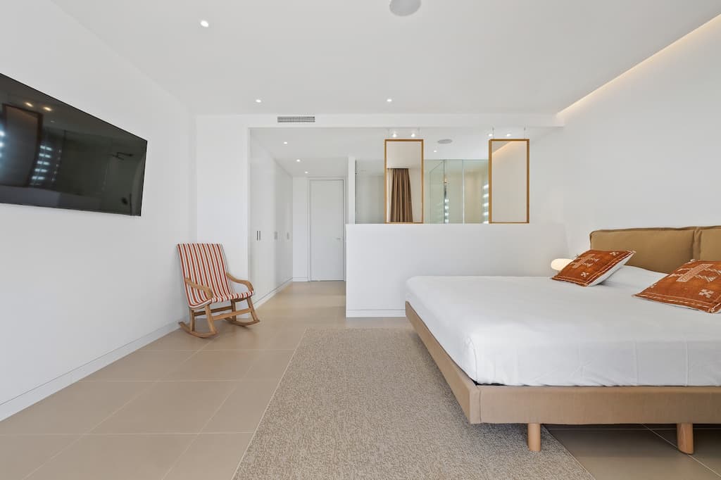 APARTAMENTO DE LUJO EN URBANIZACION CERRADA CON PISCINA, GYMNASIO Y VISTAR MAR, Cap Martinet, Ibiza — photo 14