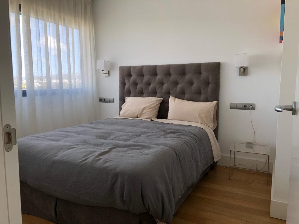 Apartamento con Vistas al Mar | Piso con Terraza, Gimnasio y Garaje en Marina Botafoch, Ibiza — photo 15