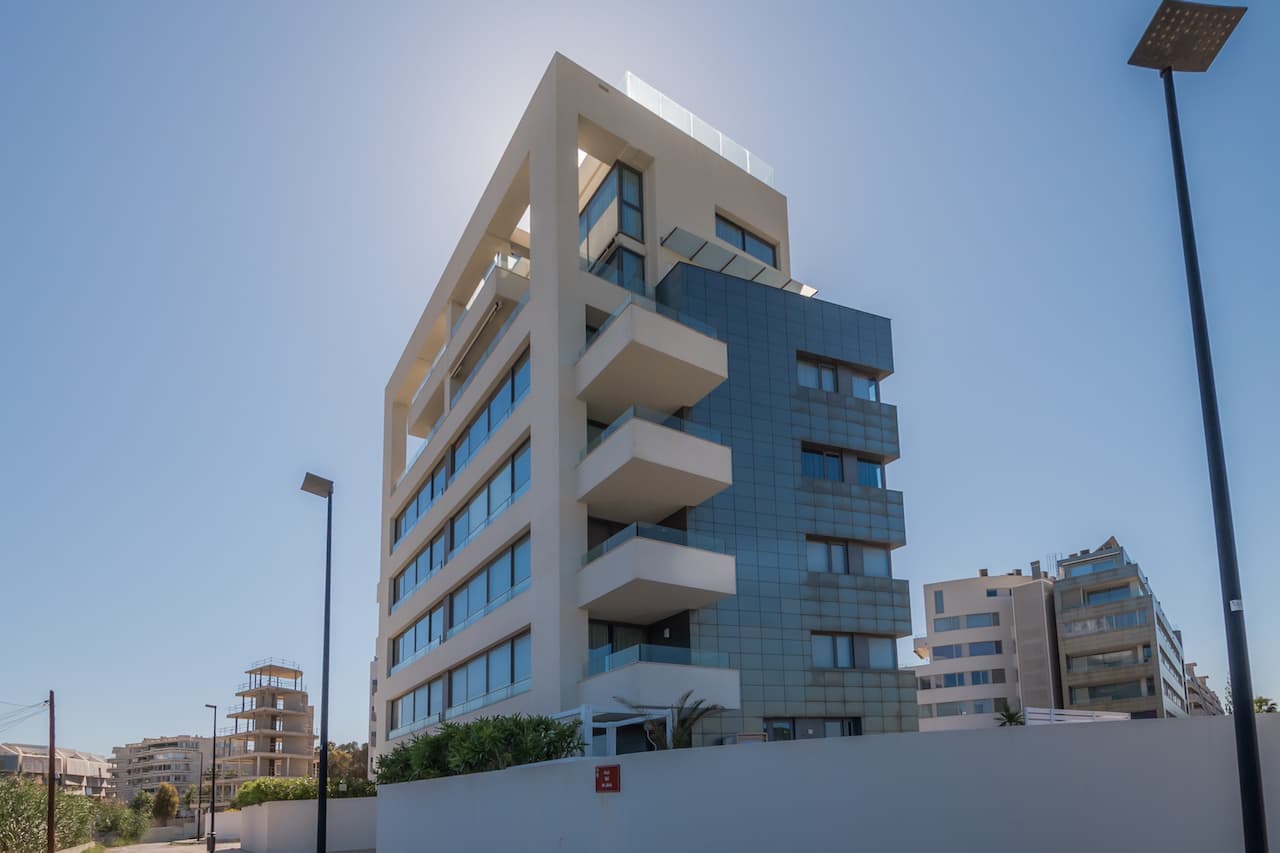 Apartamento con Vistas al Mar | Piso con Terraza, Gimnasio y Garaje en Marina Botafoch, Ibiza — photo 24