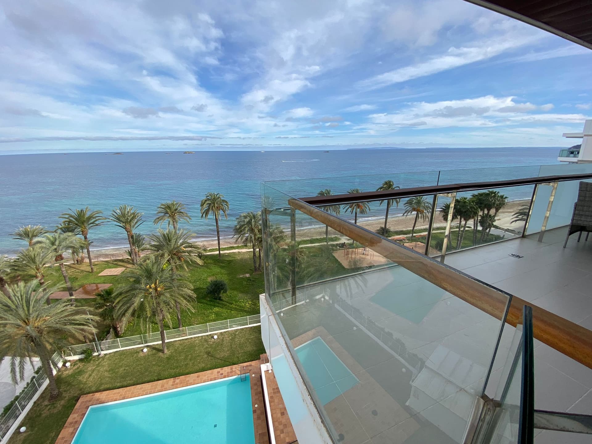 APARTAMENTO LUJO PRIMERA LINEA MAR CON PISCINA, Ibiza