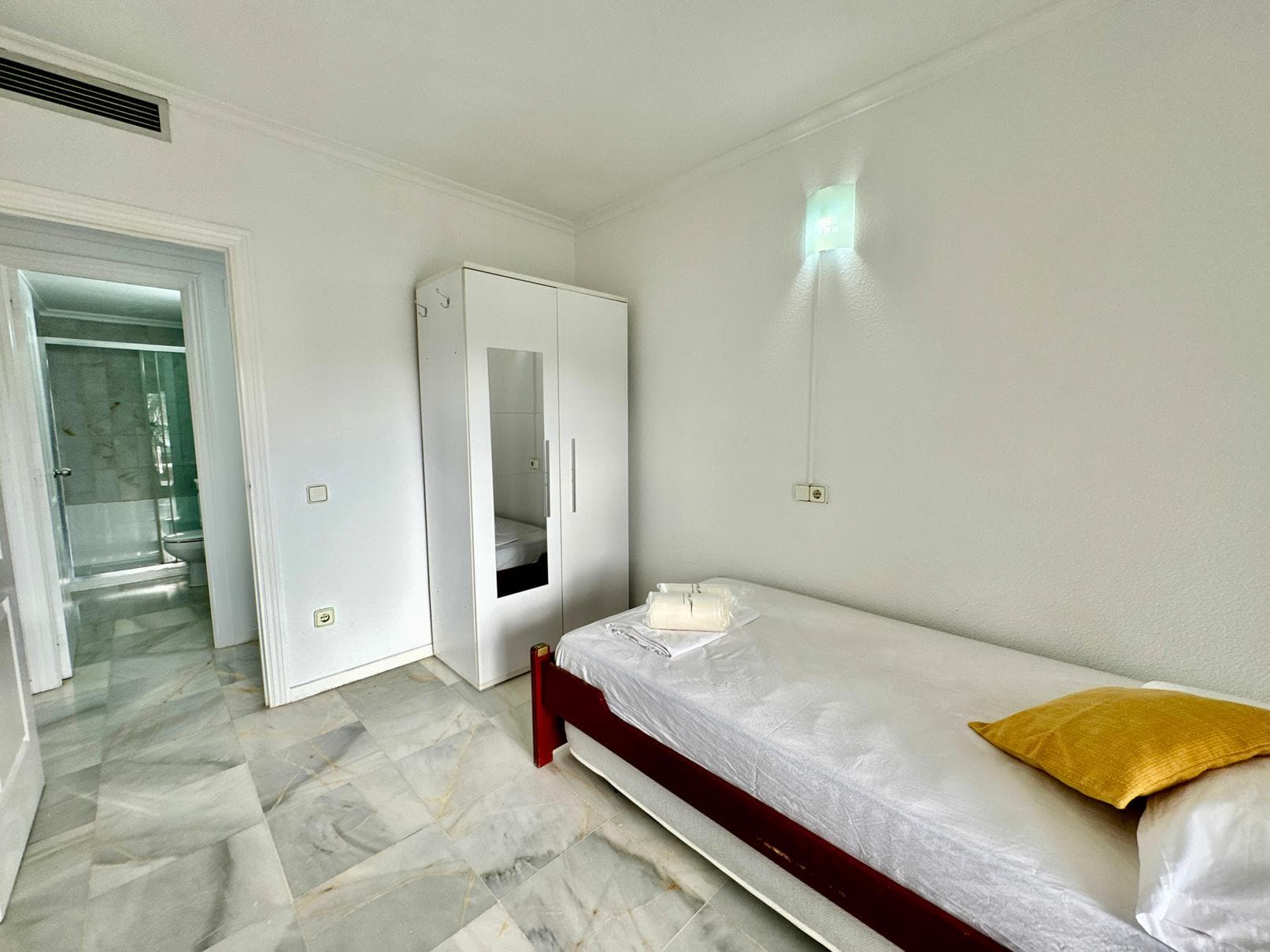 Apartamento de 3 dormitorios con terraza y piscina comunitaria, Marina Botafoch, Ibiza — photo 13