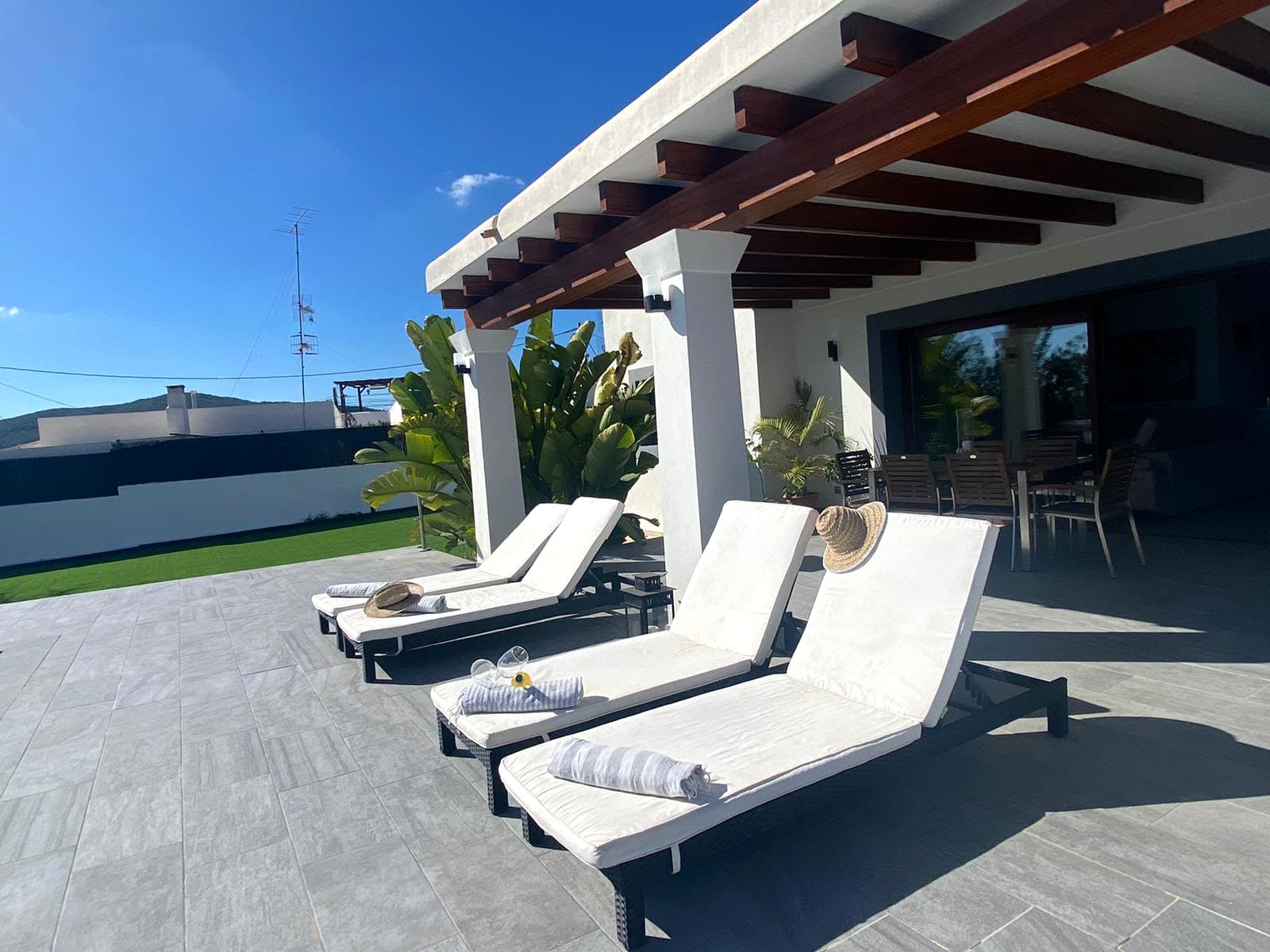 Casa en Alquiler Invierno| 3 Dormitorios, Piscina y 7.000 m² de Parcela en Santa Eulalia, Ibiza — photo 13