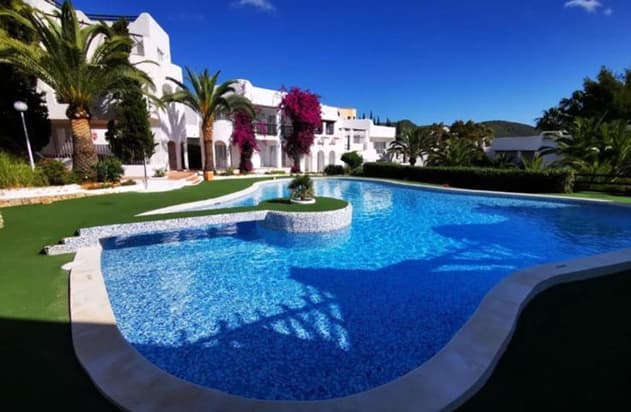 Apartamento en Siesta | Terraza Cubierta y Piscina Comunitaria, Santa Eulalia, Ibiza